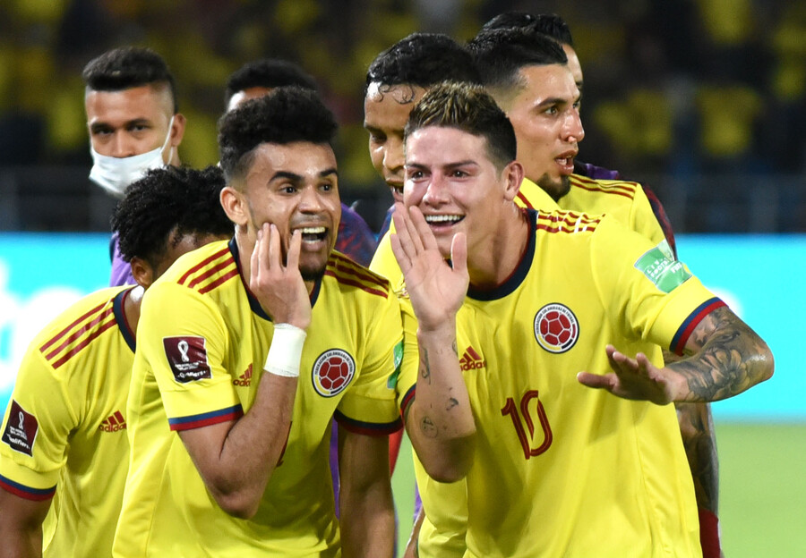 ¿Vestirán de rojo? Se filtró la posible camiseta alternativa de la Selección Colombia La nueva camiseta que usaría la Selección Colombia para las próximas Eliminatorias sería color rojo, como lo fue en el Mundial de 2014.