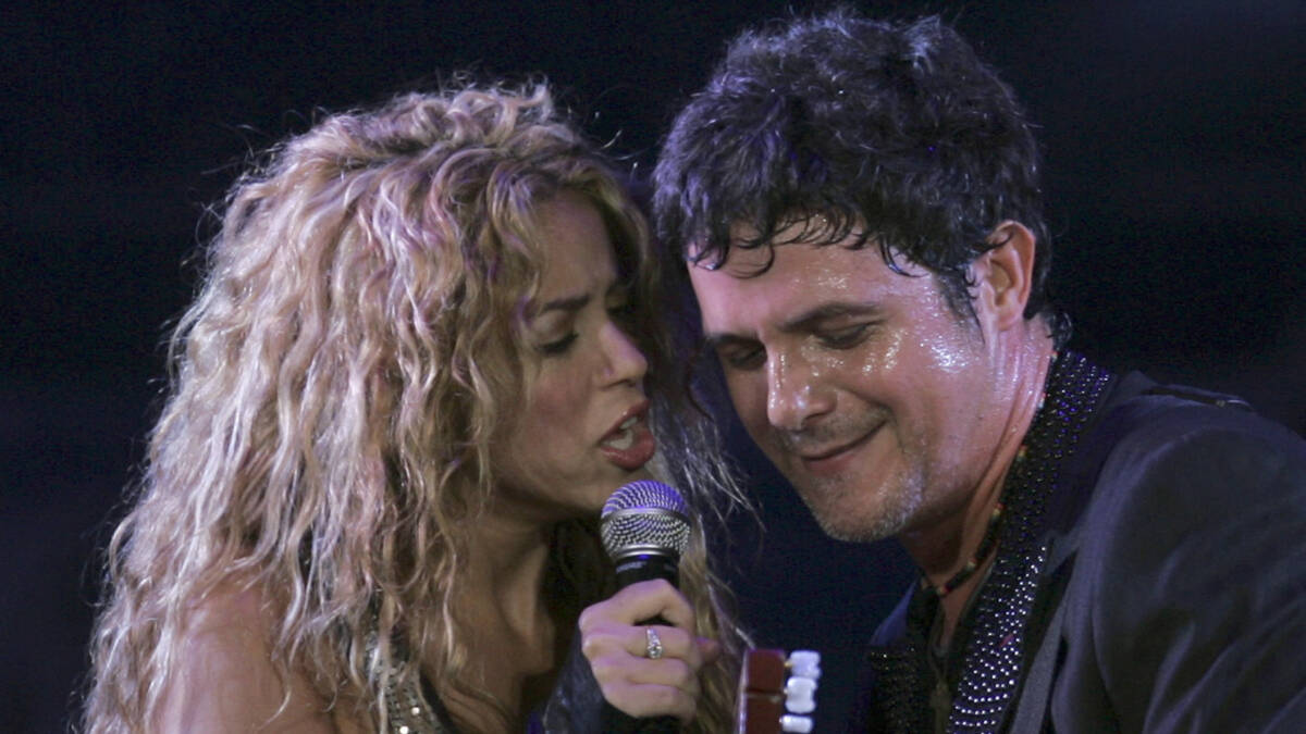 La cercanía entre Alejandro Sanz y Shakira revive rumores de un 'amorío' La separación de la cantante Shakira y el jugador del Barsa está dando mucho de qué hablar, desde que empezaron a sacar los rumores de una supuesta infidelidad por parte del deportista, y luego que la barranquillera sacara un comunicado anunciando que se encontraba en el proceso de divorcio, la pareja ha estado en el ojo del huracán y cada paso que dan no pasa desapercibido.