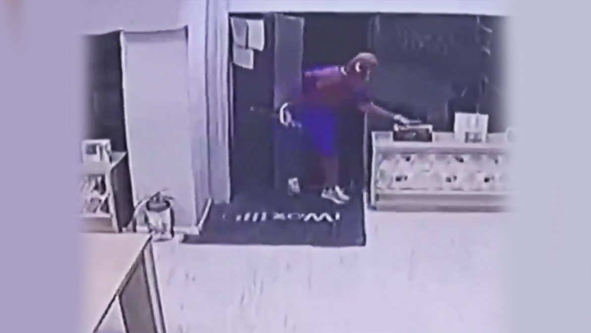 Bandido hurtó una tienda disfrazado del Hombre Araña A través de una cámara de seguridad se ve cómo, un sujeto disfrazado del Hombre Araña robó una caja de una tienda de electrodomésticos.
