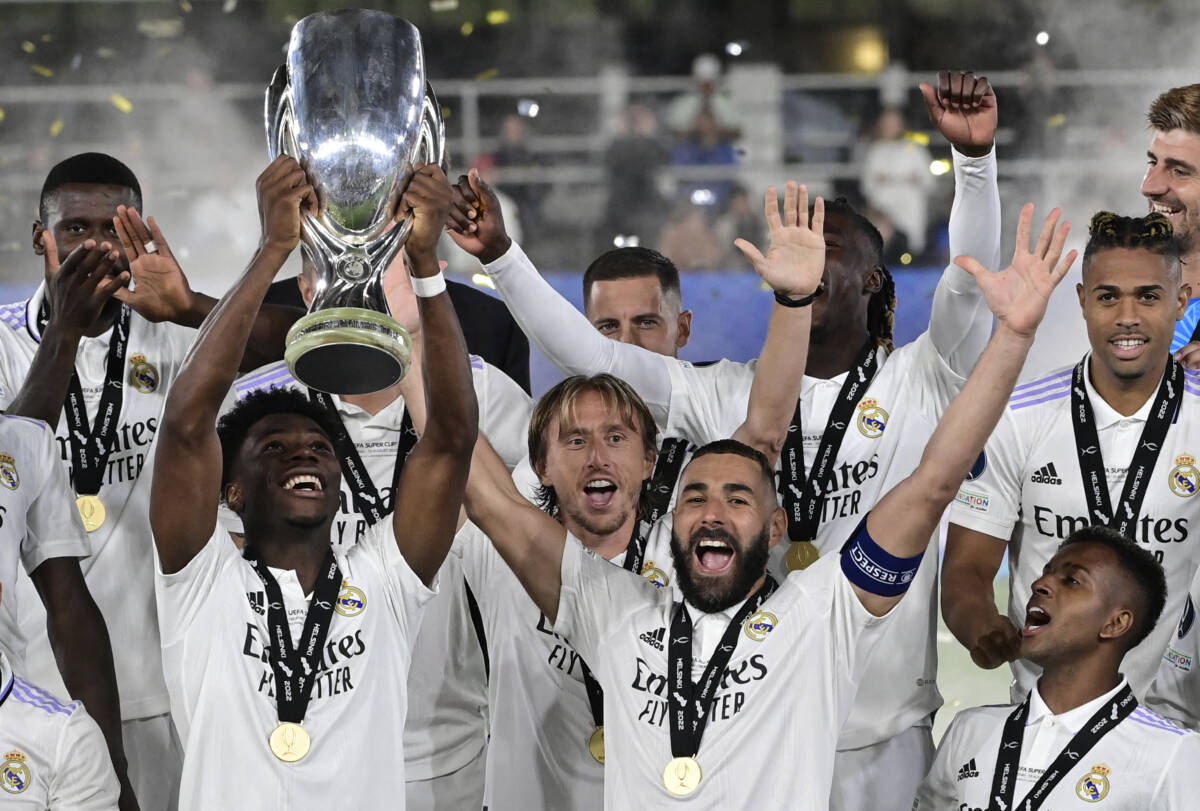 Real Madrid le ganó al equipo de Santos Borré y quedó campeón de la Supercopa de Europa El Real Madrid conquistó este miércoles su quinto título en la Supercopa de Europa, al superar 2-0 al Eintracht de Fráncfort en Helsinki, y alcanzó en lo alto del palmarés de este torneo a FC Barcelona y AC Milan.