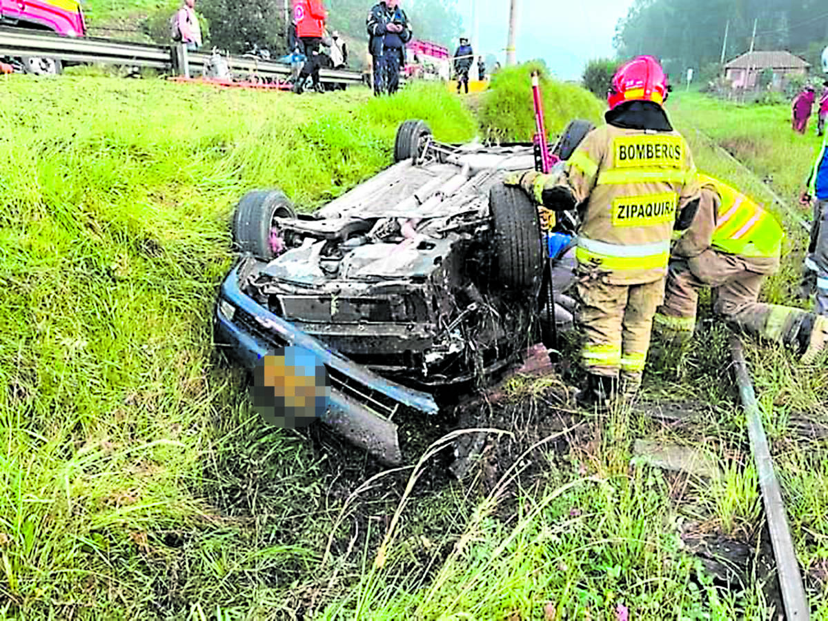Trágico accidente de tránsito En la mañana de ayer se registró un grave accidente de tránsito en la vía que comunica a Zipaquirá con Cajicá, en Cundinamarca, donde desafortunadamente una persona perdió la vida.