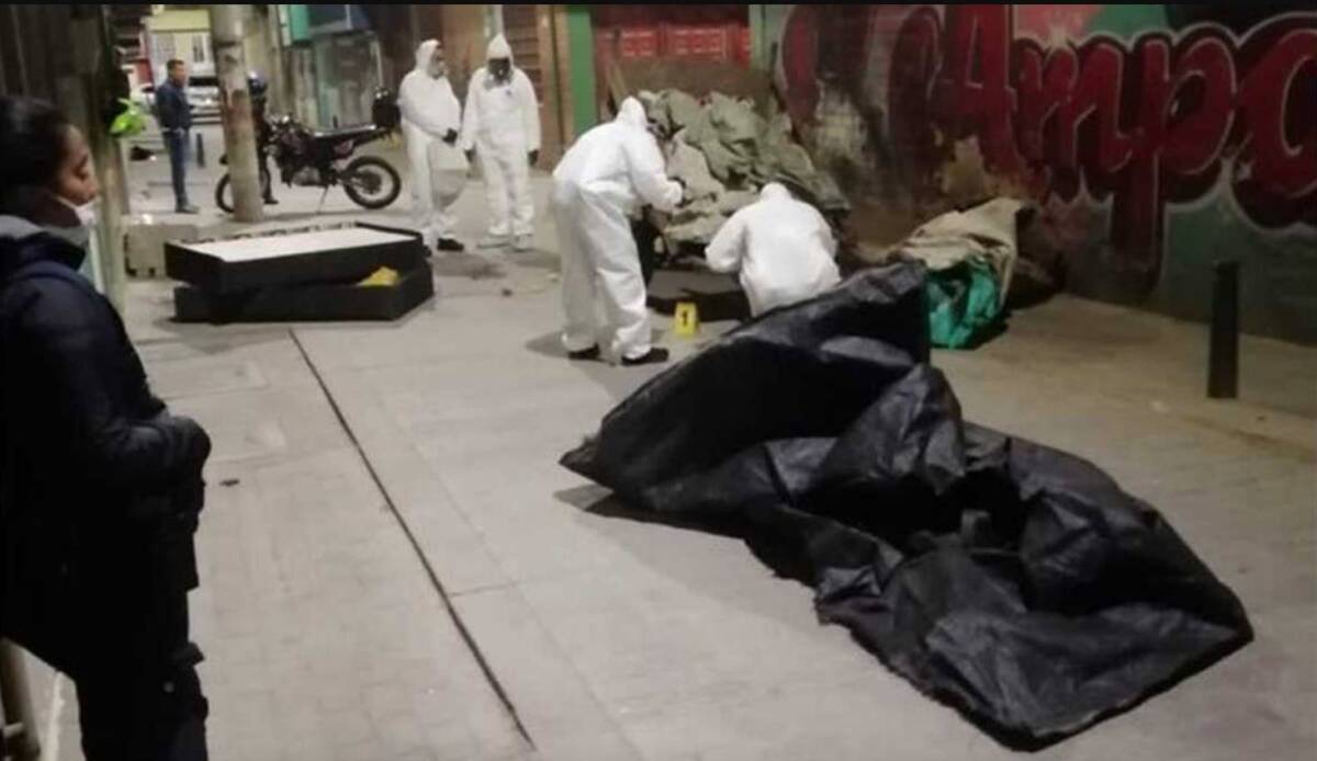 Macabro: Tres cuerpos envueltos en plástico fueron hallados en carreta en Kennedy Según informó la Fiscalía General de la Nación, fueron encontradas tres personas dentro de bolsas de basura en el barrio El Amparo de la localidad de Kennedy, al sur de Bogotá.