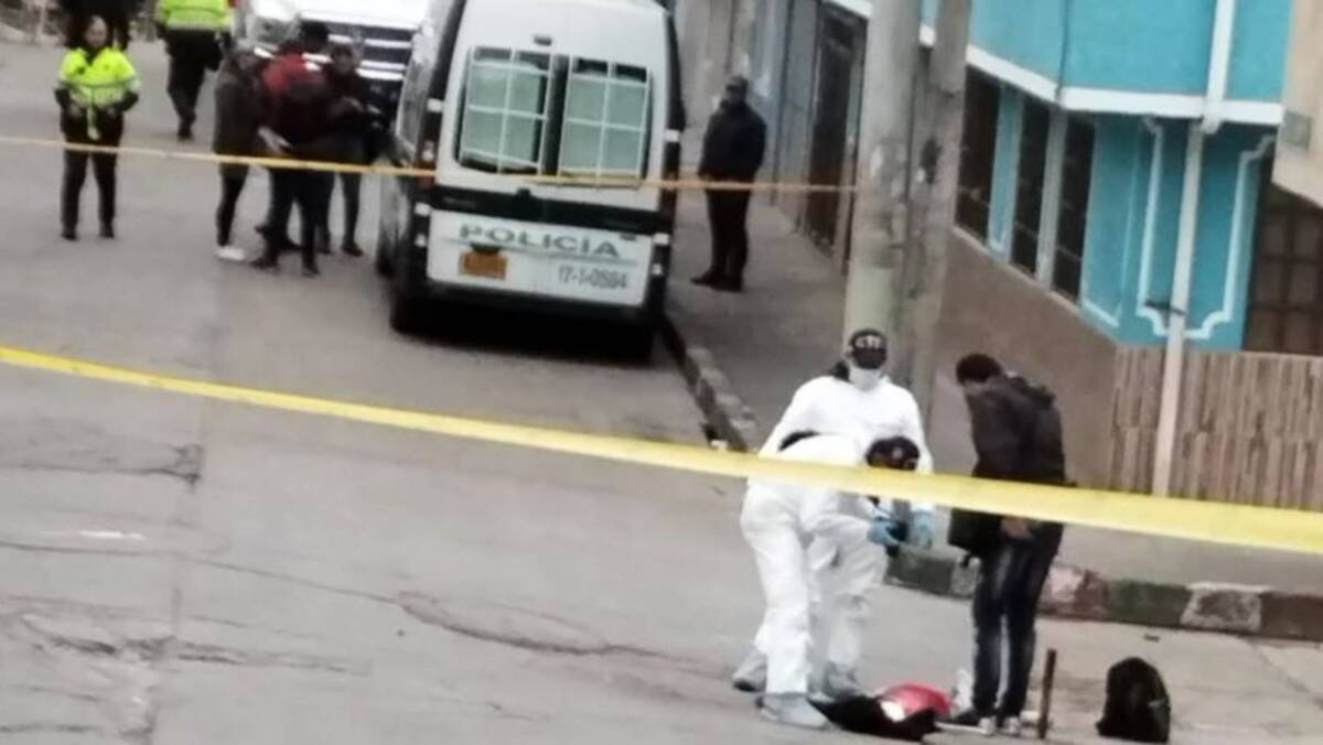 A cuchillo asesinaron a una mujer en plena calle de San Cristóbal  En la madrugada de este viernes asesinaron a una mujer de 30 años en medio de una riña en el barrio San Martín de Loba de la localidad de San Cristóbal.