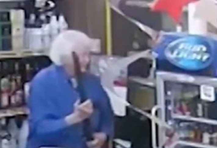 EN VIDEO: Hombre de 80 años le disparó un ladrón para defender su negocio 🇺🇲 | Un heroico hombre de 80 años en California defendió su estación de servicio de un robo con una escopeta. El delincuente tenía un rifle y se fue gritando: "¡Me voló el brazo!".pic.twitter.com/EwV0DON2sg