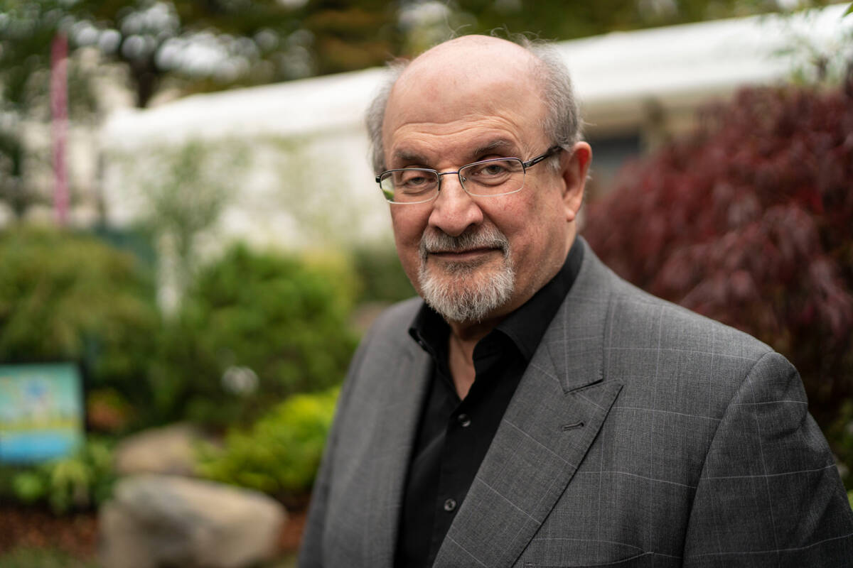 Apuñalan a escritor estadounidense justo antes de una charla Se trata del escritor indio-británico Salman Rushdie, quien fue atacado este viernes 12 de agosto en un escenario.