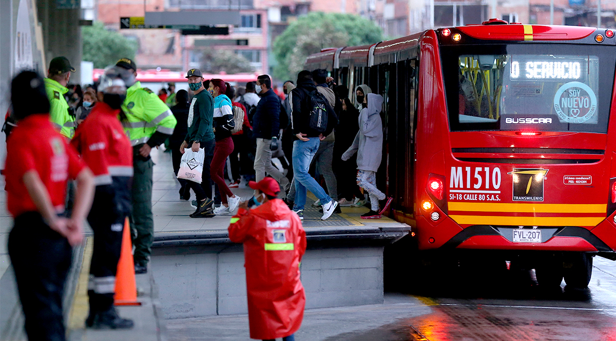 Pilas, ya arrancó la jornada de protestas por tarifas de TransMilenio Bogotá se alista para una nueva jornada de protestas, esta vez, por el incremento a la tarifa de los pasajes de TransMilenio. Según la convocatoria de la manifestación, son 5 puntos de encuentro que arrancaron desde las 7 de la mañana.