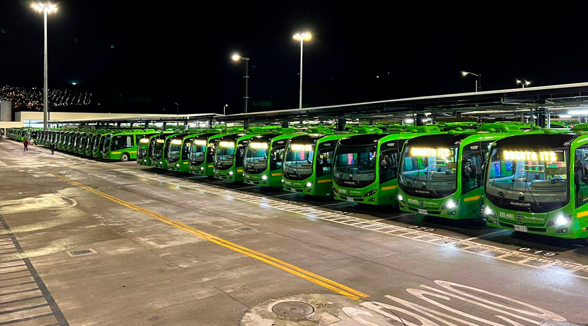 Bogotá estrenará 299 buses eléctricos El Gobierno Distrital de Bogotá inauguró una nueva flota de 229 buses eléctricos del Sistema Integrado de Transporte Público, los cuales se suman a los otros 1.290 buses cero emisiones con los que cuenta la capital del país.