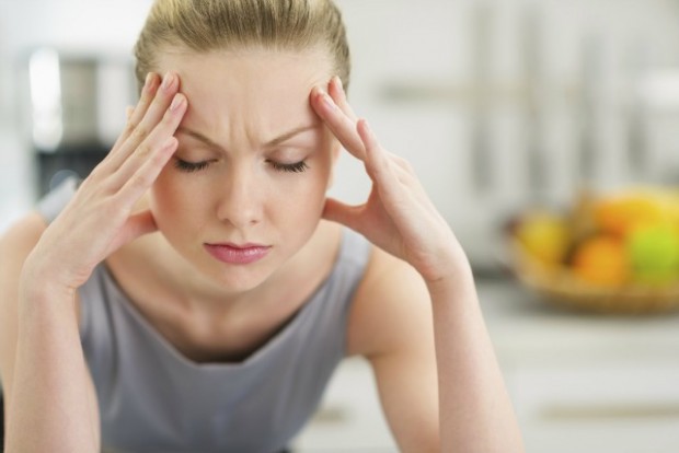 Cuando le duele media cabeza La migraña es un tipo de dolor de cabeza que puede ocurrir con síntomas como náuseas, vómitos o sensibilidad a la luz y al sonido. En muchas personas, se siente un dolor pulsátil únicamente en un lado de la cabeza.