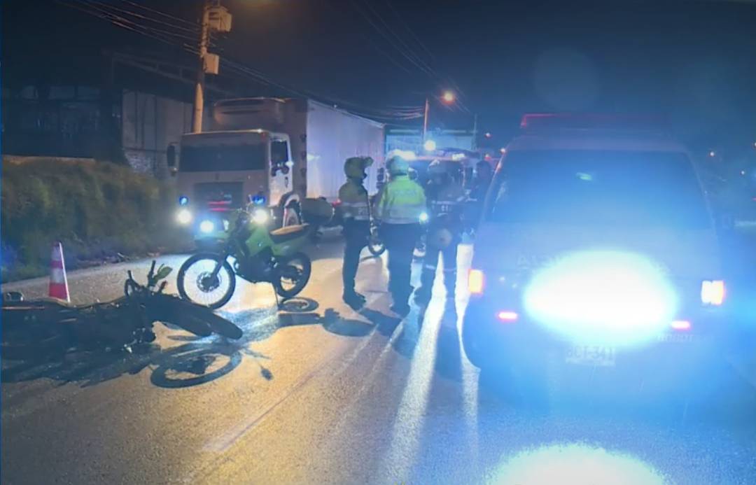 Conductor del SITP y Policía se chocaron de frente El choque se presentó en la altura de la avenida Boyacá cerca al relleno sanitario de Doña Juana.
