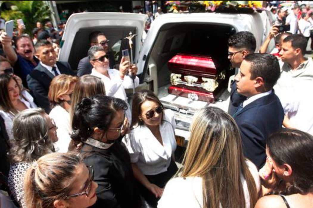 Esposa de Darío Gómez se emberracó en su entierro Han pasado cinco días desde que se le dio el último adiós a Darío Gómez y siguen conociéndose imágenes de lo sucedido en el entierro.