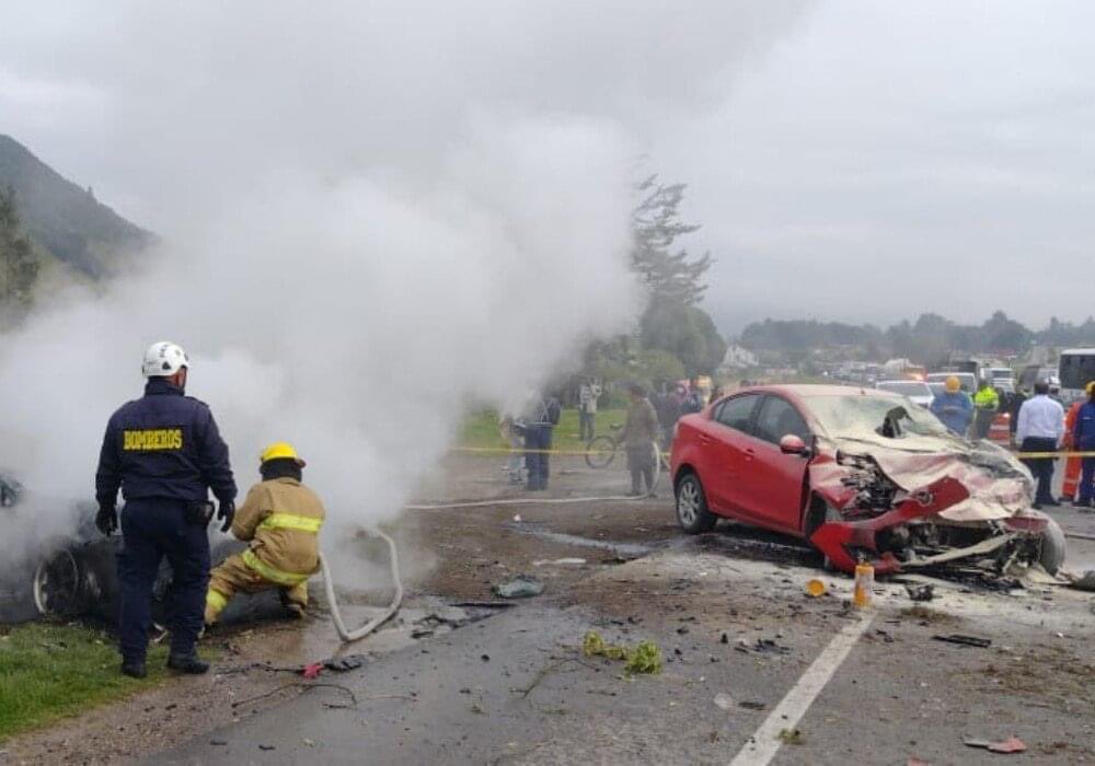 Grave accidente en Cundinamarca: dos personas quedaron calcinadas En las últimas horas, se presentó un grave accidente en Chocontá, Cundinamarca, donde dos personas quedaron calcinadas y cuatro heridas de gravedad, luego de que dos autos particulares chocaran en la vía Tunja - Bogotá.