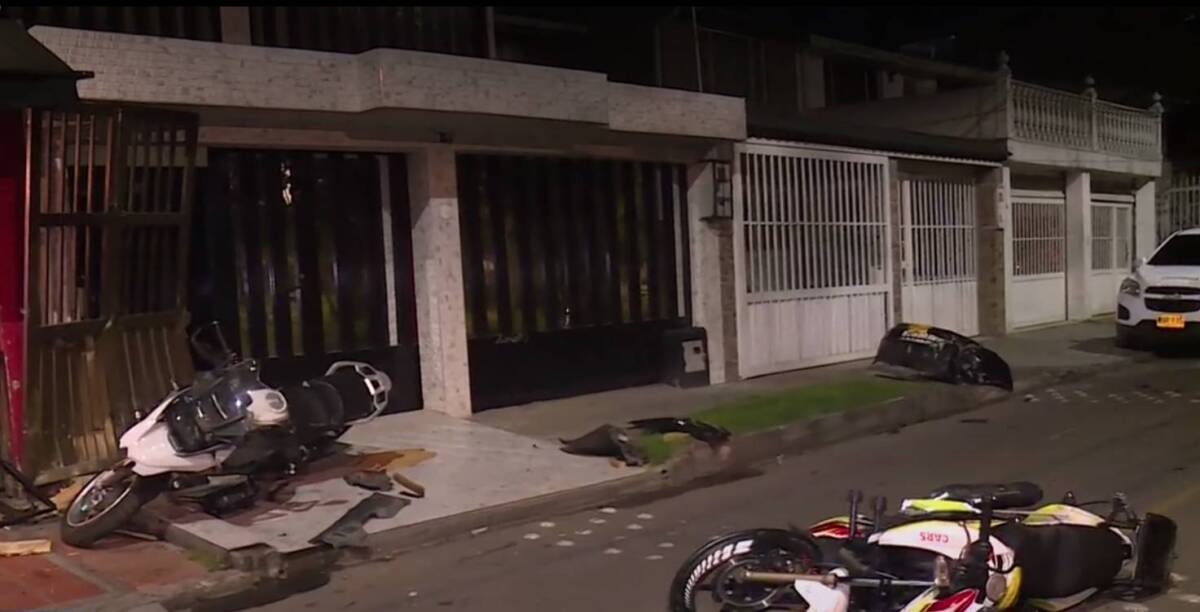 Hombre en aparente estado de ebriedad protagonizó triple choque en Bogotá En horas de la mañana en la Avenida Primero de Mayo con carrera 68, un hombre en aparente estado de ebriedad protagonizó el choque a una vivienda, un local comercial, una moto que estaba estacionada y a otro motociclista que estaba circulando por el sector.