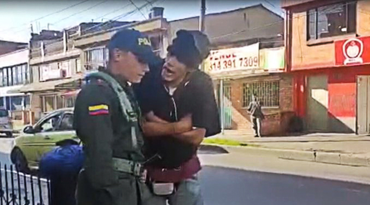 Hombre que golpeó a policía en Chía quedó libre En las últimas horas se conoció que el hombre que protagonizó el video donde golpea a un policía en Chía que le pidió una requisa, quedó en libertad.