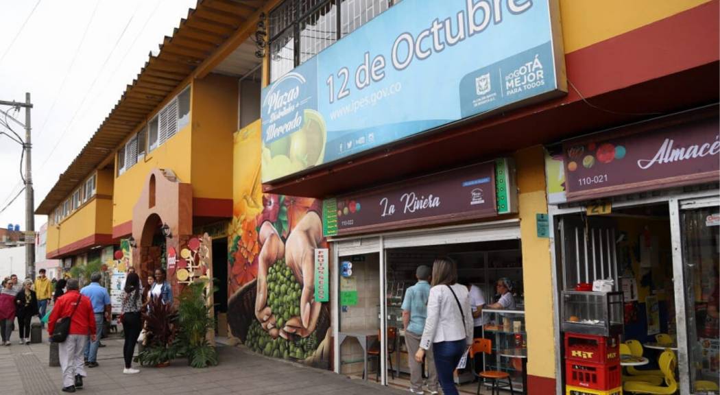 La magia de la plaza del 12 de Octubre Encuentre en Q’HUBO un especial sobre las plazas de mercado de Bogotá, unos espacios se han convertido en parte fundamental de nuestra ciudad, pues son las encargadas de surtir la despensa de los negocios y hogares con gran variedad de productos colombianos. 