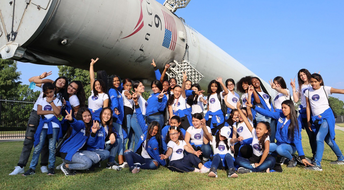 Las niñas colombianas que se van para la NASA Son 35 niñas de diferentes departamentos de Colombia las que cumplirán su sueño de conocer el Space Center de la NASA en Estados Unidos.