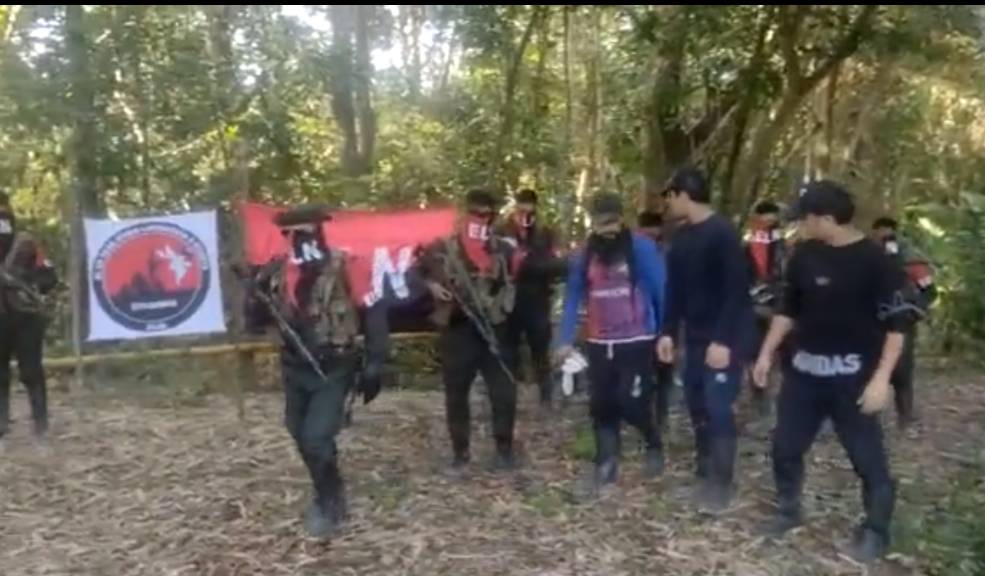 ELN liberó a 5 militares y un policía en Arauca Como un indicio de entablar diálogos de paz con el actual Gobierno, el ELN liberó a seis integrantes de la fuerza pública.