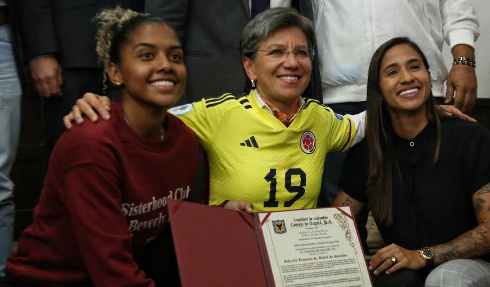 Claudia López y el Concejo de Bogotá homenajearon a las 'Superpoderosas' La excelente participación de la Selección Colombia Femenina dejó en alto al país en la reciente Copa América Femenina de Fútbol, por lo que desde el Concejo de Bogotá en compañía de la alcaldesa, Claudia López, se hizo un homenaje a las jugadoras.