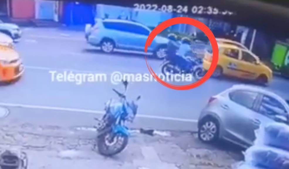 Video: Pasajero de taxi disparó contra ladrones que pretendían robarlo Sin embargo, uno de los delincuentes, le disparó a la víctima y huyó del lugar, mientras que el otro pillo emprendió la huida en la moto en la que se transportaban.