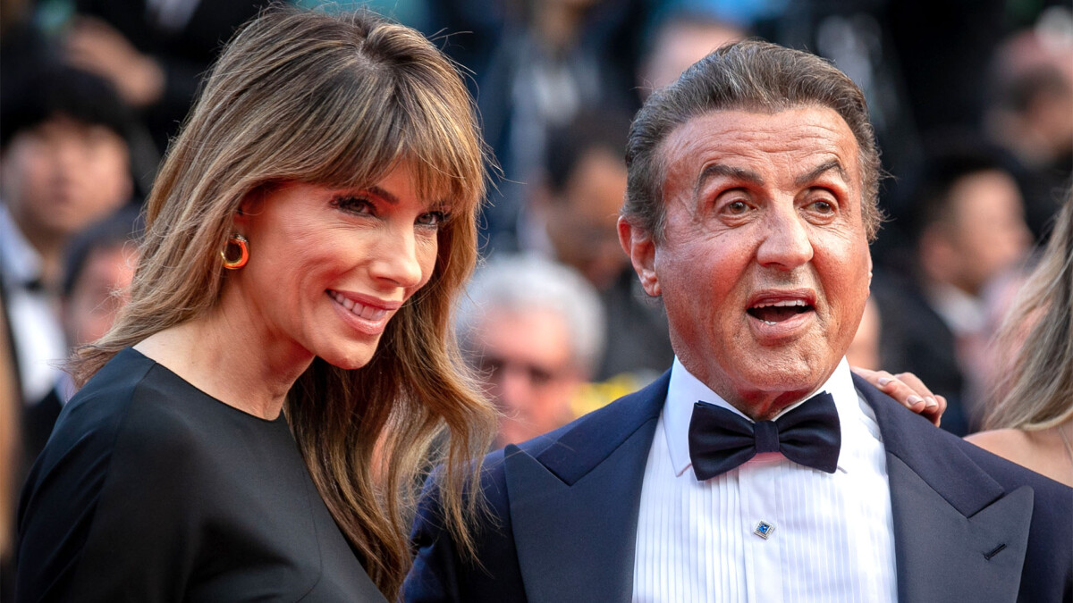 Tras 25 años de casado, Sylvester Stallone se divorcia El divorcio entre el actor Sylvester Stallone y su esposa Jennifer Flavin no ha sido nada pacífico, la mujer lo acusa de comprar propiedades y hacer inversiones sin su autorización.