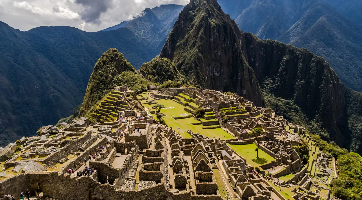 Tres turistas colombianos murieron en accidente tras visitar Machu Picchu Cuatro turistas murieron, entre ellos tres colombianos, y otros 16 resultaron heridos luego de visitar la ciudadela inca de Machu Picchu, al caer un minibús a un abismo en una ruta de Perú, informaron este lunes las autoridades.
