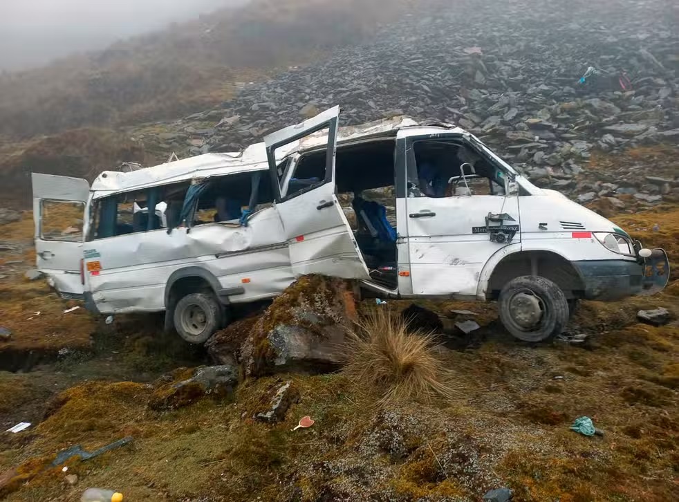 Tres turistas colombianos murieron en accidente tras visitar Machu Picchu Cuatro turistas murieron, entre ellos tres colombianos, y otros 16 resultaron heridos luego de visitar la ciudadela inca de Machu Picchu, al caer un minibús a un abismo en una ruta de Perú, informaron este lunes las autoridades.