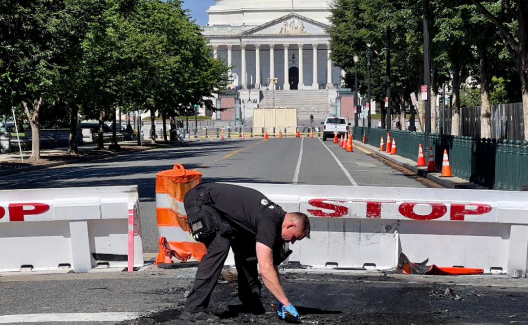 Un hombre se suicidó tras chocar su carro contra una barricada del Capitolio y disparar al aire Un hombre se suicidó con un arma de fuego tras chocar su auto contra una barricada del Capitolio de Estados Unidos, en Washington DC, y disparar varias veces al aire.