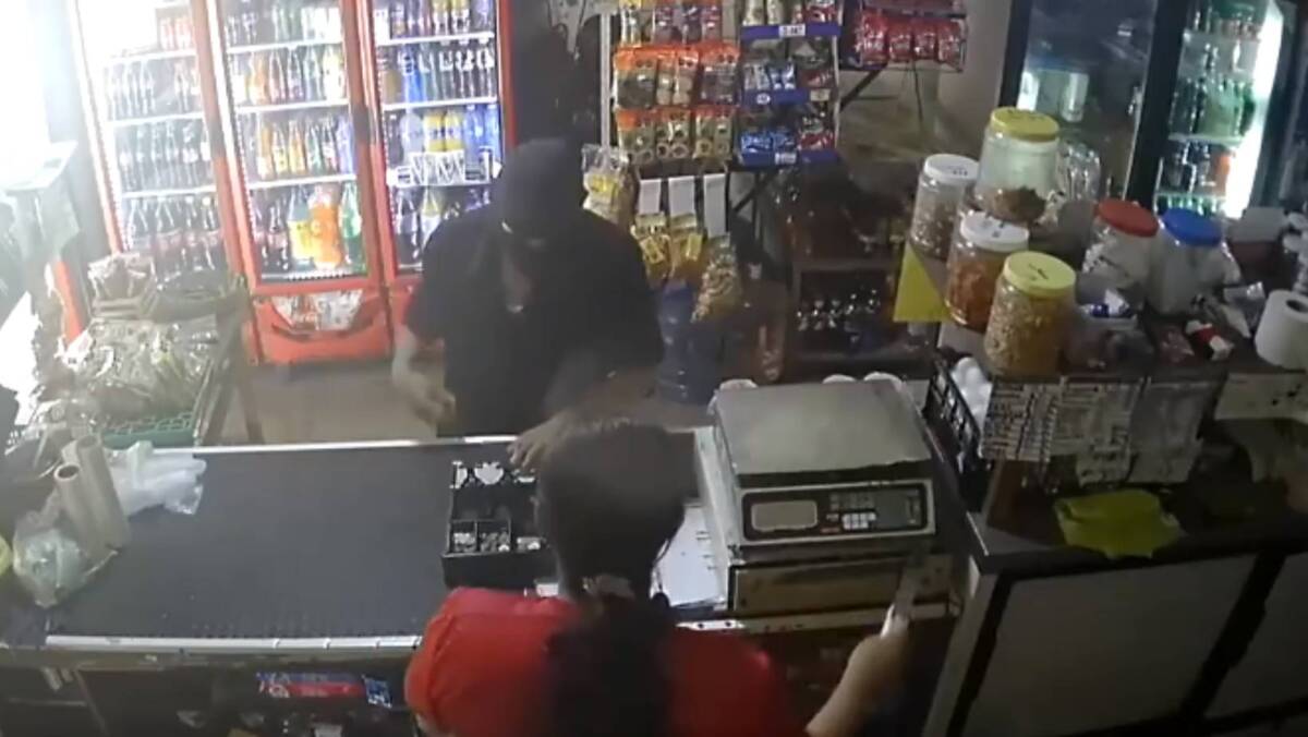 EN VIDEO: Vendedora le dio tremendo golpe a ladrón que la estaba atracando En las cámaras de seguridad de un local comercial quedó registrado cuando la vendedora del lugar golpeó a un pillo que la estaba atracando.