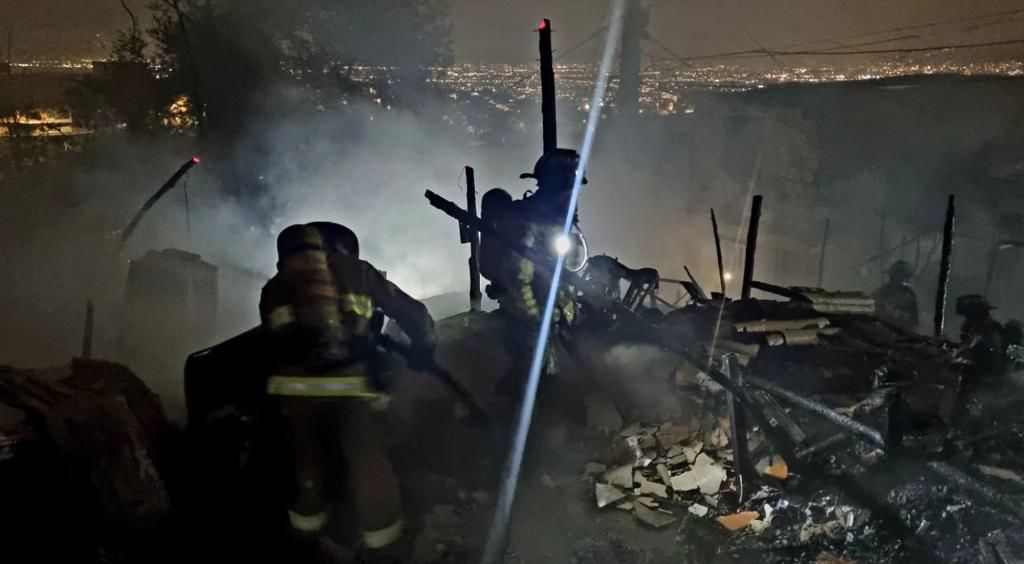 Voraz incendio en Ciudad Bolívar consumió 15 viviendas y dejó 39 damnificados En las horas de la noche de este lunes, se presentó un terrible incendio que terminó consumiendo 15 viviendas del barrio San Rafael de la localidad de Ciudad Bolívar.