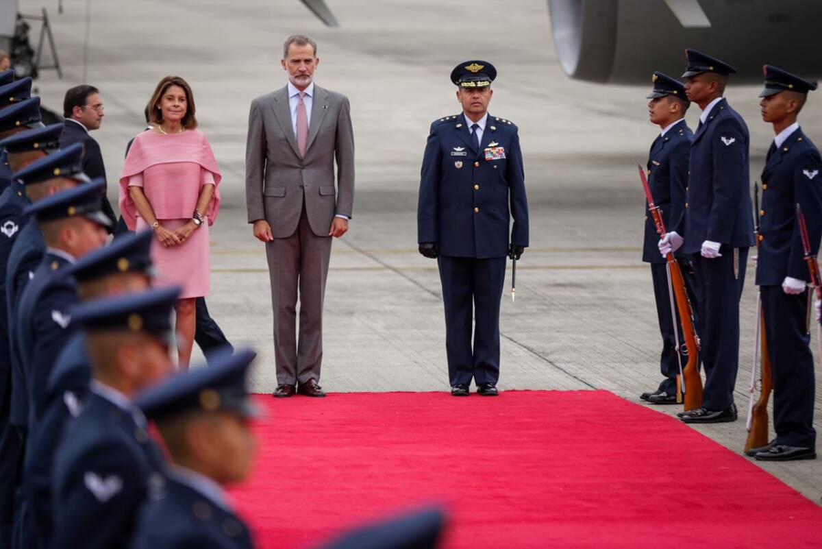 El Rey Felipe VI de España llega a la posesión de Gustavo Petro Acompañado por el ministro de Asuntos Exteriores, Unión Europea y Cooperación, José Manuel Albares y el Jefe de la Casa de SM el Rey, Jaime Alfonsín, llega a Bogotá el Rey de España.
