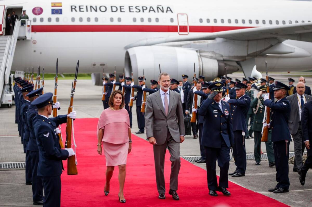 El Rey Felipe VI de España llega a la posesión de Gustavo Petro Acompañado por el ministro de Asuntos Exteriores, Unión Europea y Cooperación, José Manuel Albares y el Jefe de la Casa de SM el Rey, Jaime Alfonsín, llega a Bogotá el Rey de España.