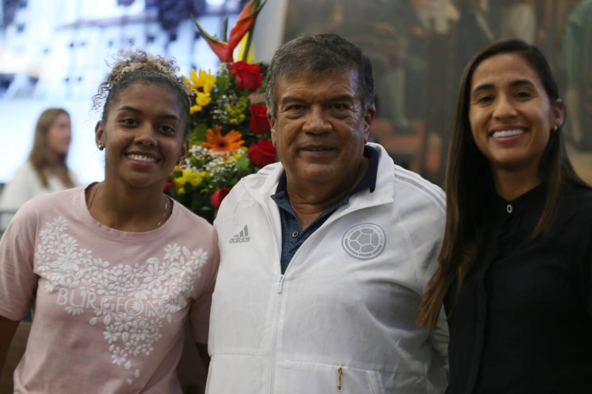 Claudia López y el Concejo de Bogotá homenajearon a las 'Superpoderosas' La excelente participación de la Selección Colombia Femenina dejó en alto al país en la reciente Copa América Femenina de Fútbol, por lo que desde el Concejo de Bogotá en compañía de la alcaldesa, Claudia López, se hizo un homenaje a las jugadoras.