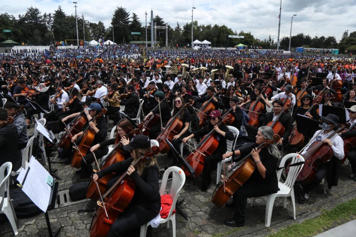 Filarmónica de Bogotá hizo el concierto más grande del mundo La Filarmónica de Bogotá hizo posible el magno evento en el que reunieron 16.000 artistas entre músicos y coristas de todas las edad en un solo escenario, el Parque Metropolitano Simón Bolívar.