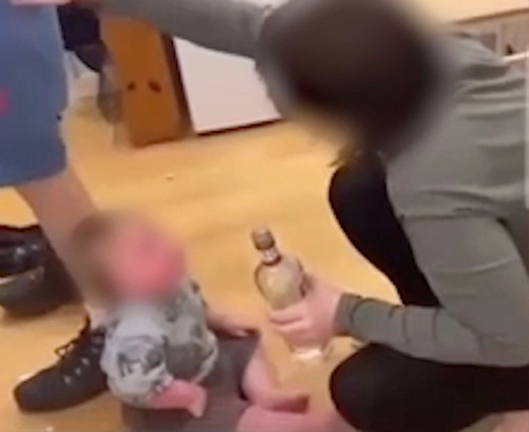 Pareja es arrestada por darle licor a su bebé A través de redes sociales la pareja subió un video en el que mostraron cómo le daban licor a su bebé.