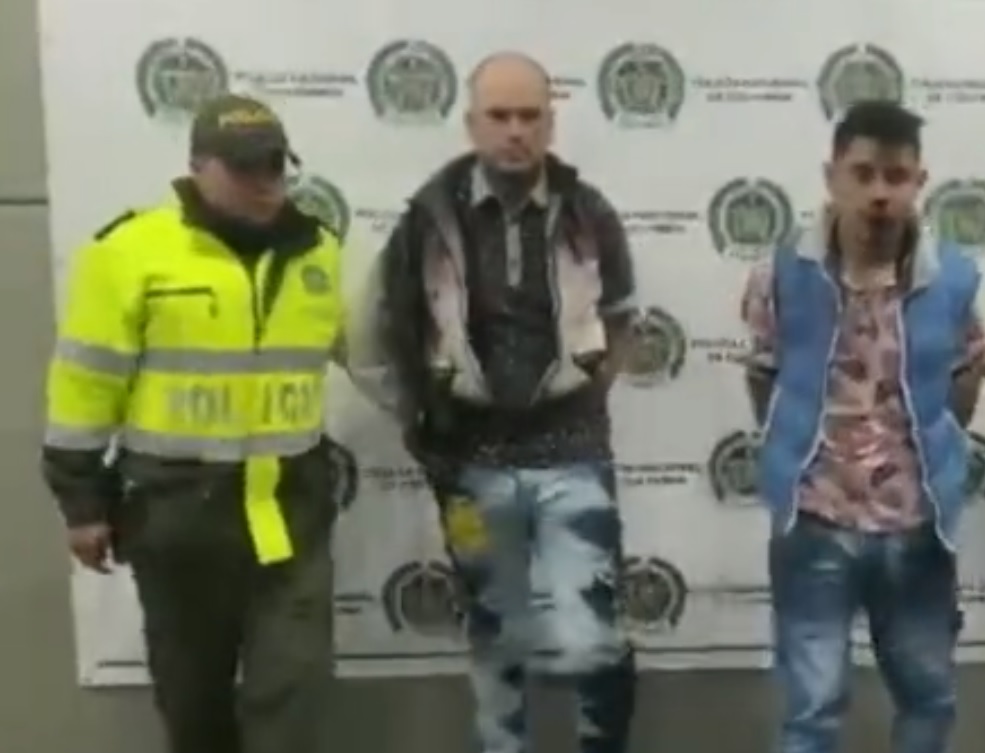 Capturados señalados de robar y apuñalar a taxista en Ciudad Bolívar La Policía Metropolitana de Bogotá informó que en las últimas horas se logró la captura de dos sujetos señalado de apuñalar y robar a un conductor de taxi en la localidad de Ciudad Bolívar.