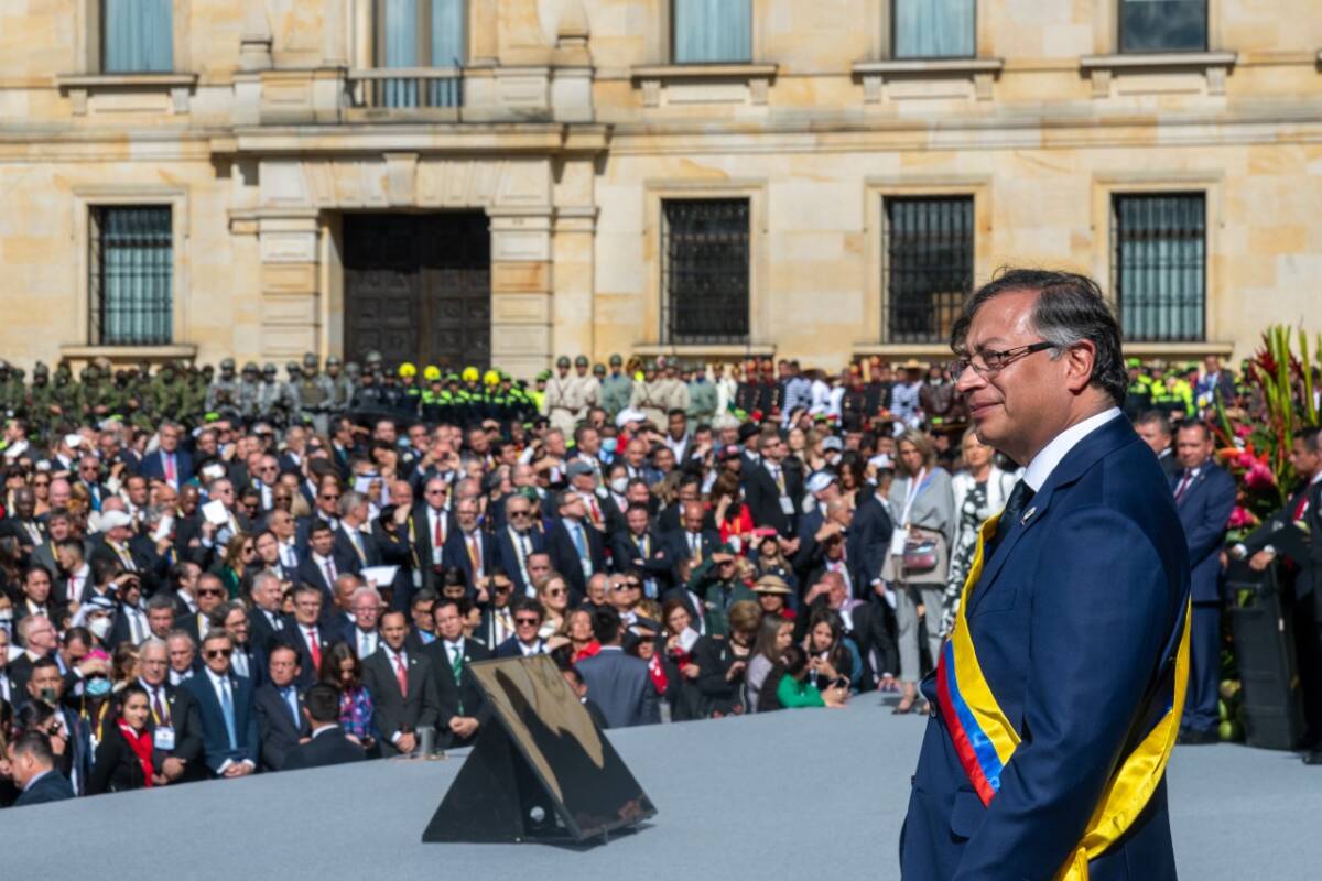 Los 10 compromisos de Petro como nuevo presidente En su discurso de posesión, el presidente Gustavo Petro hizo un decálogo de los temas a los que se compromete como mandatario, entre los cuales está la búsqueda de la paz, trabajar por la igualdad de la mujer, dialogar, estar cercano a todos los colombianos, entre otros.