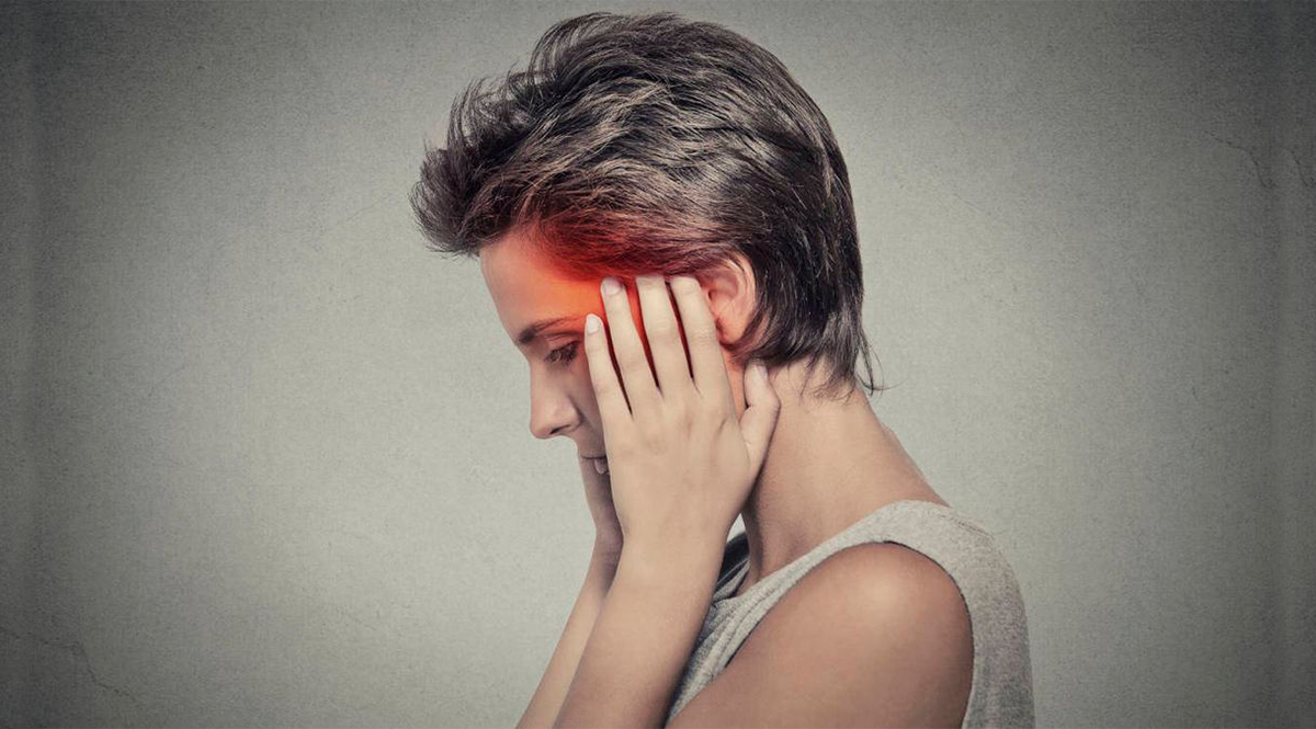 Cuando le duele media cabeza La migraña es un tipo de dolor de cabeza que puede ocurrir con síntomas como náuseas, vómitos o sensibilidad a la luz y al sonido. En muchas personas, se siente un dolor pulsátil únicamente en un lado de la cabeza.