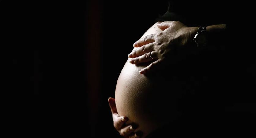 ¡Impresionante! Mujer se convirtió en madre primeriza a los 70 años El doctor Gupta contó que durante el embarazo existió "un elemento de miedo", esto debido a la edad de la madre.