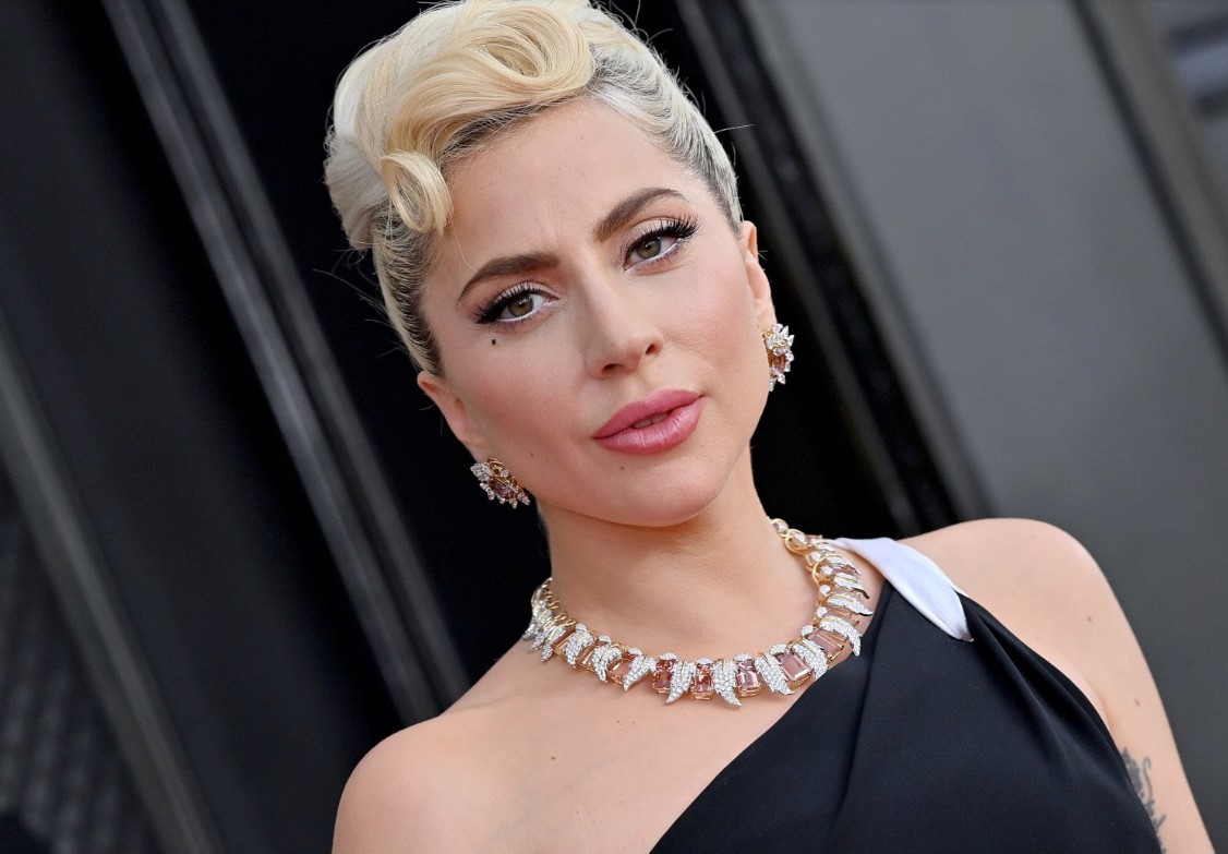 En video: A Lady Gaga la golpearon en el rostro con un peluche en un concierto En las redes sociales se ha hecho viral el video del momento en el que la cantante Lady Gaga durante un concierto es golpeada en su rostro con un peluche.