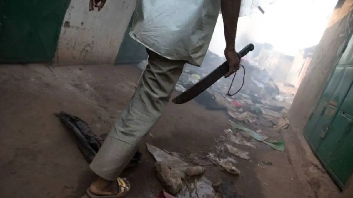 ¡Aterrador! Hombre decapitó a una familiar y cocinó su cabeza Un macabro caso le da la vuelta al mundo. Las autoridades afirmaron que un hombre fue descubierto en el momento en que cocinaba la cabeza de la esposa de su tío. El aterrador hecho sucedió en una granja en el estado de Benue, en Nigeria.