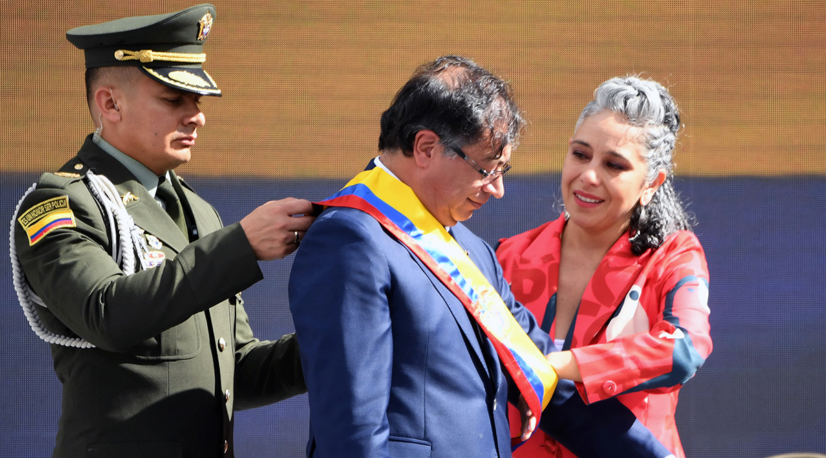 Imposición de banda a Petro y juramento a la bandera Gustavo Petro inició su recorrido hacia la Plaza de Bolívar para tomar juramento como nuevo Presidente de la República.