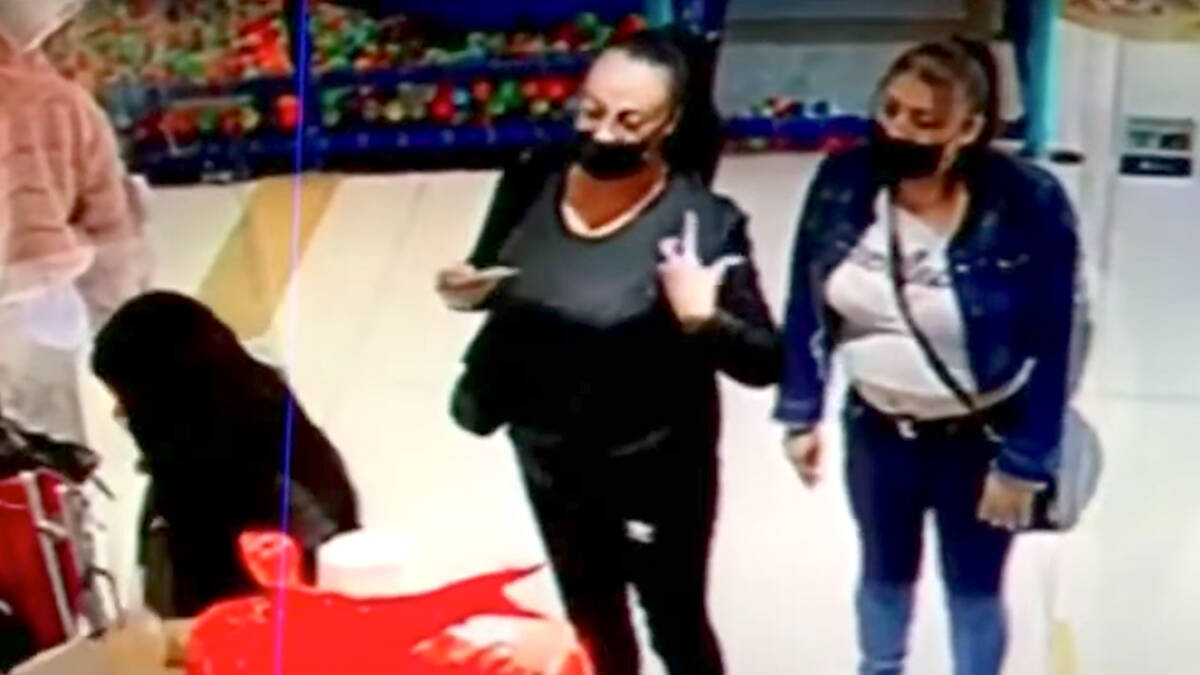 Dos mujeres se convirtieron en el terror de los comerciantes Dos mujeres de edad avanzada son buscadas por la Policía, pues son señaladas de robar los celulares de varios vendedores de centros comerciales en las localidades de Tunjuelito y Kennedy.
