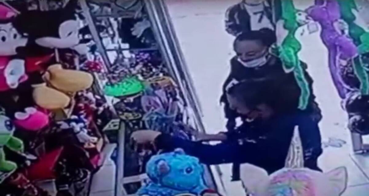 Dos mujeres se convirtieron en el terror de los comerciantes Dos mujeres de edad avanzada son buscadas por la Policía, pues son señaladas de robar los celulares de varios vendedores de centros comerciales en las localidades de Tunjuelito y Kennedy.