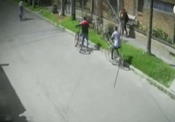 Pillos en bicicleta asaltaron a estudiantes de un colegio de Kennedy En cámaras de seguridad han quedado registrados varios atracos a estudiantes de un colegio distrital de la localidad de Kennedy, ubicado en el barrio Timiza.