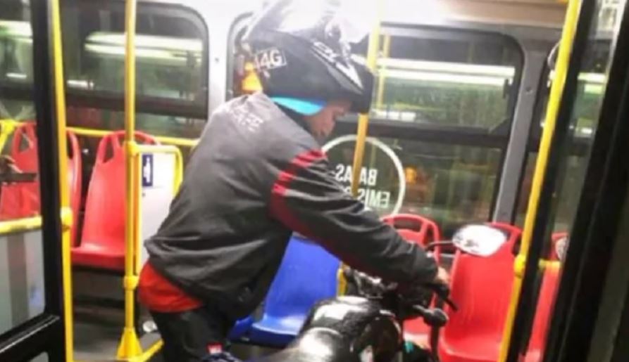¡Insólito! Hombre subió una moto varada a TransMilenio En video quedó registrado cuando un sujeto intentó subir su moto varada en un bus de TransMilenio. La grabación ha sido difundida en la red social de TikTok y como era de esperarse se viralizó.