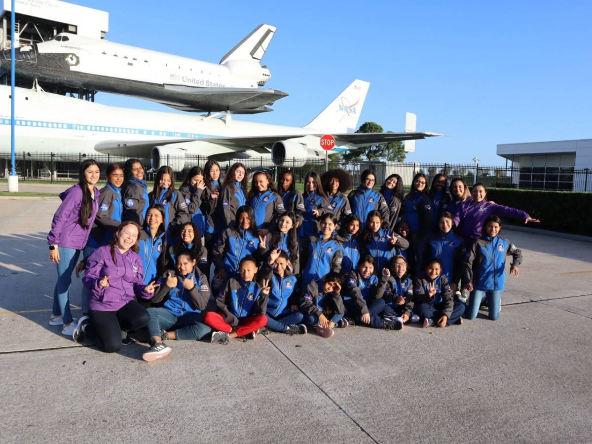 Las niñas colombianas que se van para la NASA Son 35 niñas de diferentes departamentos de Colombia las que cumplirán su sueño de conocer el Space Center de la NASA en Estados Unidos.