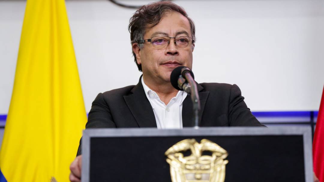 En video: el susto del presidente Petro en pleno discurso En pleno discurso, el presidente Gustavo Petro pasó tremendo susto. Al inicio la bandera de Colombia se le cayó encima y lo golpeó en la cabeza.