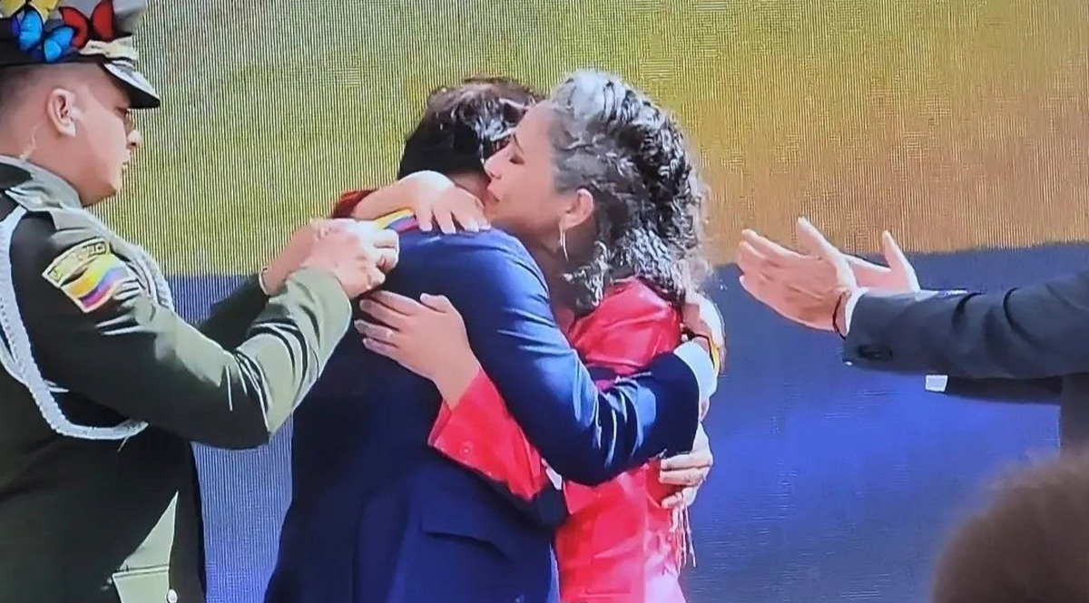 ¡Sí se pudo! El abrazo entre Gustavo Petro y la senadora Pizarro En medio de la posesión de Gustavo Petro, se han presentando varias curiosidades de las cuales muchos ciudadanos han destacado.