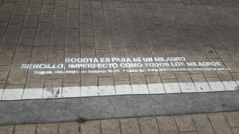 La poesía recorre las calles de Bogotá Los ciudadanos encontrarán en las calles del centro de Bogotá, frases de escritores como Santiago Mutis, María Mercedes Carranza, Roberto Burgos Cantor o Luz Mary Giraldo.