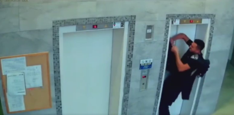 En Video: Angustiante rescate de un perro atrapado por las puertas de un ascensor Recientemente en las redes sociales se ha hecho viral el video del impresionante rescate de un perrito que su correa quedó atrapada en las puertas de un ascensor.