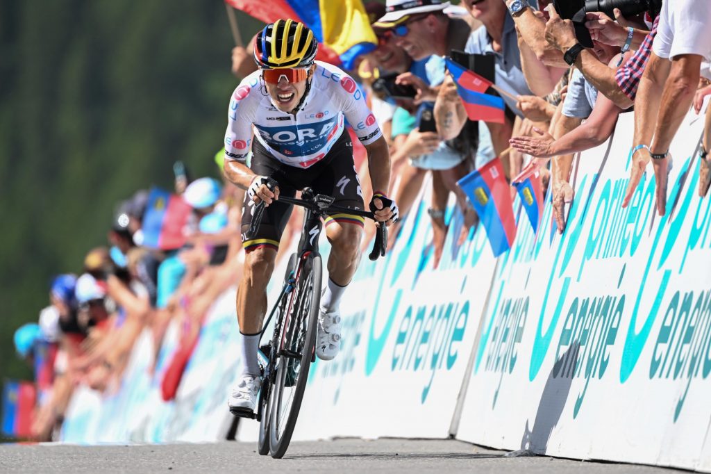 Dura etapa para los colombianos en la Vuelta a España El español Marc Soler se coronó victorioso de esta 5ª etapa, tras imponerse en el embalaje final. El Frances Rudy Molard del equipo Groupama-FDJ, por su parte, sigue en la cima de la clasificación general.